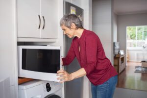 Senior Woman Using Microwave_Signs of Dementia